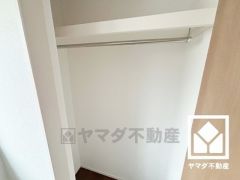 新たに家具を買わなくても良いので、ハンガーパイプ付きのクローゼットは嬉しいですね。