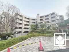 トイレは温水洗浄便座付きで、季節を問わずいつでも温かい便座をお使いいただけます。