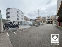 敷地内に駐車場を完備。重い荷物や雨の日の移動もスムーズで、快適なカーライフを実現。空き状況はお問い合わせください。