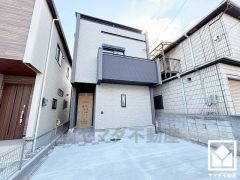 シンプルで洗練された玄関スペース。帰るたびにホッとできる、心地よい住まいの入り口。