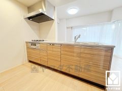 フラットタイプのカウンターキッチンなので配膳や片付けがしやすく、お料理中でもお子様の様子が分かって安心です。