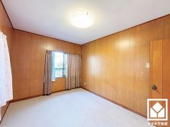 約6帖の2階西側洋室です。全居室に窓がございます。明るい陽光がたっぷり差し込む心地よい生活空間です。