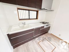 キッチンは空間を有効活用できる壁付けタイプ。窓がございますので、昼間は手元が明るく、お料理がはかどります。