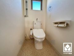 明るく清潔感溢れるトイレです。温水洗浄便座付きで、季節を問わずいつでも温かい便座をお使いいただけます。