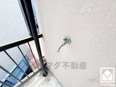 バルコニーには水栓がございます。汚れやすい作業を室内を汚さず行えるので、生活空間を清潔に保つことができます。