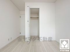 クローゼットは奥行きがあるので、収納力も申し分ありません。