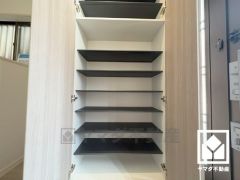 玄関にはシューズボックスを完備。家族の靴もしっかり収納できるので、玄関がいつも片付き、気持ちよくお客様を迎えられます。