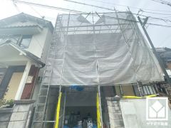 キッチンには窓がございますので、昼間は手元が明るく、お料理がはかどります。