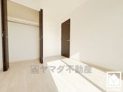 バルコニーにつながるお部屋で、通風・陽当たり良好。