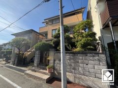 バスタオルやパジャマ等を収納できるリネン庫もございます。洗剤等のストックも収納できるので、洗面室をすっきり清潔に保つことができそうです。