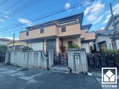 2階へ上がる階段は施錠もできる構造になっており、プライバシーや防犯面にも配慮されています。