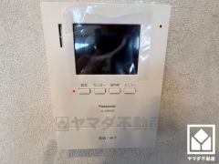 突然の来訪時でも安心なモニター付きインターホンを完備。お留守番中のお子様でも簡単に来訪者の確認ができます。