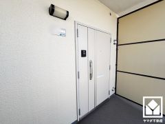 玄関は親子ドアで大きく開くため、ベビーカーでの出入りも楽々です。