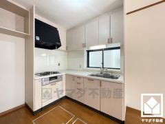 作業動線が最短距離で効率良く動けるL型キッチン。コーナー部分の作業スペースをより広く確保できているのも魅力です。