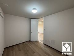 たっぷり収納できる約5帖の納戸付きだから、家の中をもっとスッキリ。季節の荷物や趣味の道具もしっかり収納。ウォークインクローゼット付きの洋室としてもお使いいただけます。