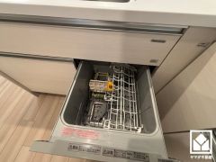 毎日の家事の負担を軽減でき、水道代の節約にもなる食器洗乾燥機付き。