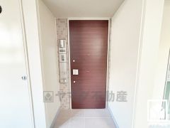 玄関ドアは防犯性の高いダブルロックドアです。