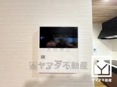 突然の来訪時でも安心なモニター付きインターホンを完備。お留守番中のお子様でも簡単に来訪者の確認ができます。