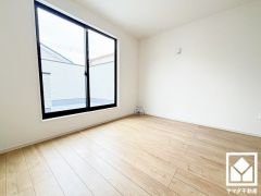 バルコニーにつながるお部屋で、通風・陽当たり良好。