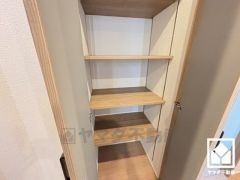 廊下にも収納があり、住空間を広々お使いいただけます。