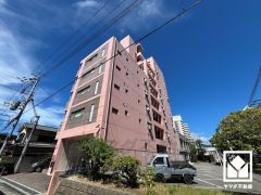 陽光に映える美しい外観。街並みに馴染みながらも、ひときわ目を引く存在感。