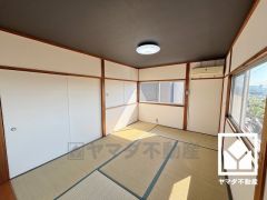 約6帖の北側和室です。陽光がたっぷり差し込む洗練された和の空間。温かみのある畳のスッキリとしたデザインが、暮らしを心地よく彩ります。