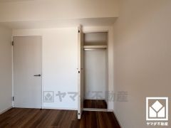 クローゼットは奥行きがあるので、収納力も申し分ありません。お洋服はもちろん、スーツケースなどの大物もしっかり収納できます。