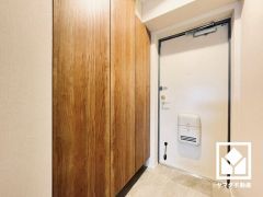 シンプルで洗練された玄関デザイン。帰るたびにホッとできる、心地よい住まいの入り口。
