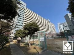 敷地内は木々が多く植えられていて、四季の移り変わりが感じられる緑豊かな景観です。