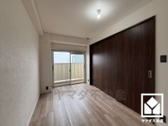 バルコニーにつながるお部屋で、通風・陽当たり良好。リビングに隣接する引き戸のお部屋で、約18.2帖の大空間として一体利用も可能です。