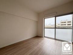 約6帖の東側洋室です。全居室に窓がございます。明るい陽光がたっぷり差し込む心地よい生活空間です。