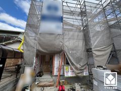 収納力豊富なウォークインクローゼット付き。お洋服はもちろん、スーツケースなどの大物も収納できます。