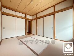 押入れにはご家族の季節の衣類や、お客様用の座布団などを収納して頂けます。