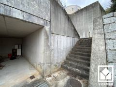 すべり台などの遊具が設置された「甲陽園東山児童遊園」など、徒歩圏内に複数の公園があり、子育て世帯の方にもお勧めです。