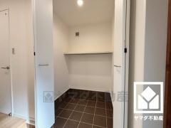 玄関に土間収納を完備。ベビーカーやアウトドア用品もすっきり収まり、いつでも整った空間に。