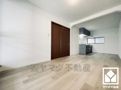 自然光を取り込む、開放感あふれる暮らし。心地よい空間が広がるリビングで、家族みんなが快適に過ごせる時間を提供。