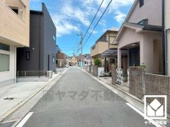 「万代尼崎食満店」まで徒歩13分で、お買い物にも困りません。「園和北小学校」までは徒歩9分となっており、低学年のお子様も安心して通学していただけます。