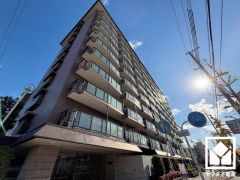 室内洗濯機置場がございますので、天候に左右されず洗濯していただけます。