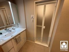 収納付きでスッキリお使い頂ける3面鏡の洗面台です。縦に2本配置されたLED照明が顔全体を明るく均等に照らしてくれるので、スキンケアやメイクがしやすくなります。