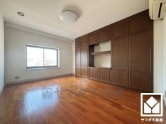 大きな壁面収納付きの洋室で整理整頓しやすいです。