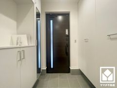 ドアの窓から光が差し込み、外出時にも帰宅時にも、明るい気持ちになれる玄関です。