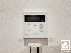 ボタン1つで自動でお湯張りができるオートバス機能付き。追い炊き機能もございますので、いつでも温かいお風呂に入ることができます。