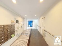 心地よい空間が広がる、清潔で美しいロビー。鍵付きの集合ポストが備わっています。