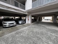 敷地内に駐車場を完備。重い荷物や雨の日の移動もスムーズで、快適なカーライフを実現。空き状況は弊社スタッフまでお気軽にお問い合わせください。