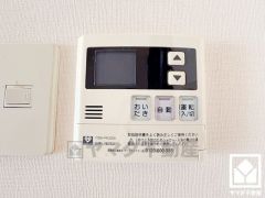 ボタン1つで自動でお湯張りができるオートバス機能付き。追い炊き機能もございますので、いつでも温かいお風呂に入ることができます。