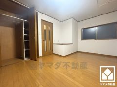 約6.5帖の洋室です。全居室6帖以上のゆとりある居住空間?で、広々お使いいただけます。全居室にクローゼットもございますので、お部屋の広さを最大限に活用できます。