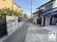 カーポート付きの駐車スペースを1台分完備。重い荷物や雨の日の移動もスムーズで、快適なカーライフを実現。