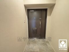 白を基調とした明るい玄関で、毎日を爽やかにスタート。清潔感あふれる空間が、訪れる人々を温かく迎えます。