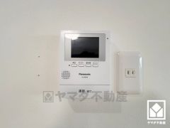 突然の来訪時でも安心なモニター付きインターホンを完備。お留守番中のお子様でも簡単に来訪者の確認ができます。