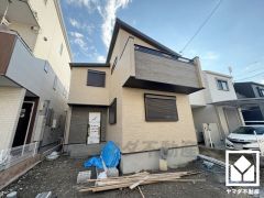 家族との時間も、自分だけの時間も心地よく過ごせる。シンプルで飽きのこない設計が、暮らしに余白をもたらします。この住宅は、日々の暮らしをそっと支えてくれます。